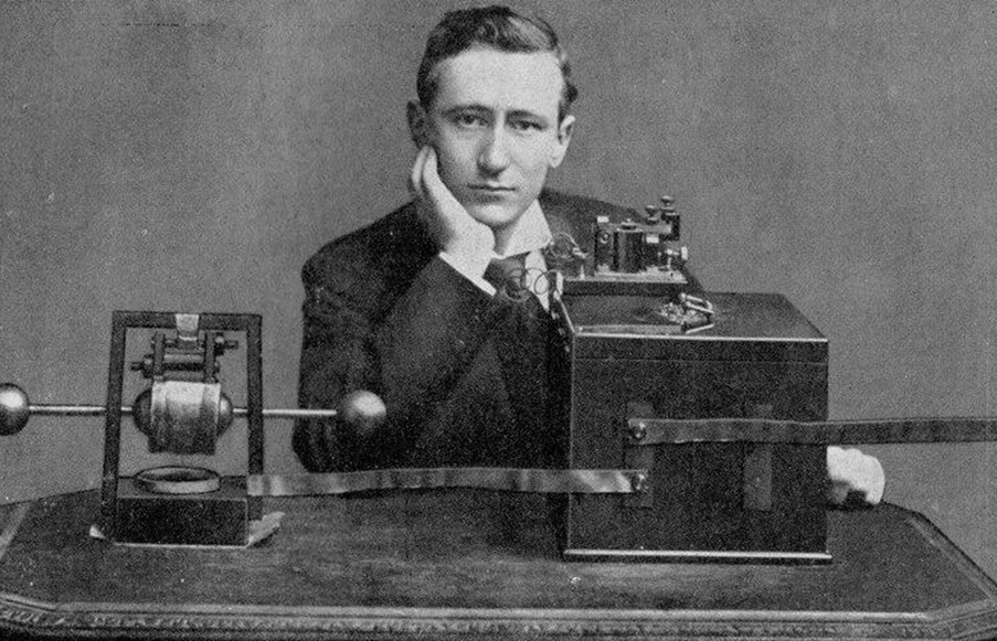 Marconi e il brevetto della radio – Il dirigibile di von Zeppelin – L’esordio italiano di Superman