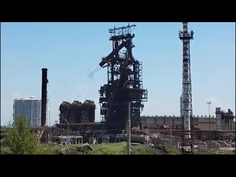 Piombino, lo spettacolare crollo (programmato) del vecchio altoforno