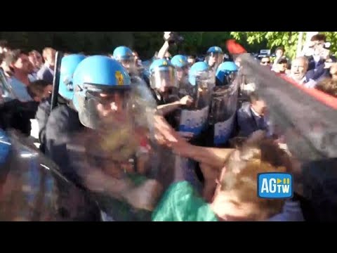Tensioni tra studenti e polizia all’esterno dell’Università La Sapienza a Roma