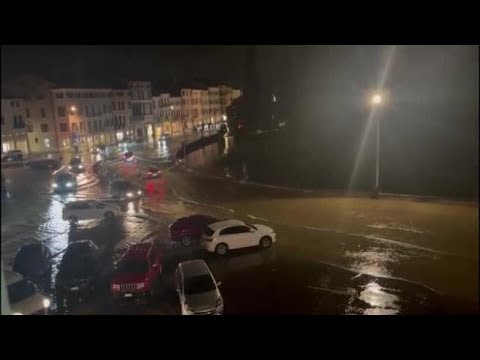 Castelfranco, piazza Giorgione allagata da mezzo metro d’acqua