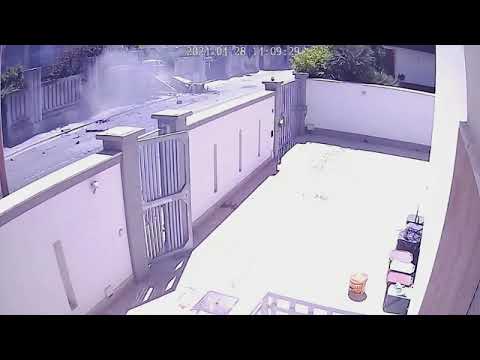 Auto contro un muro a Brindisi, pedone salvo per miracolo