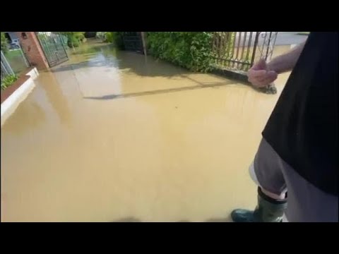 Muson oltre l’argine, le case allagate nel Padovano: «Si può far poco»