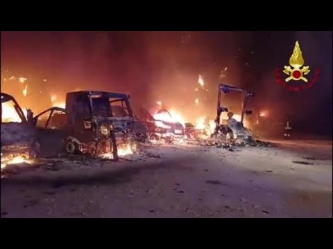 Fasano, incendio nel deposito di un’azienda: in fiamme sette furgoni-frigo