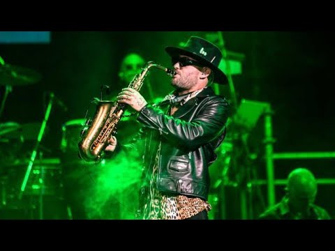 Jimmy Sax trasforma il Palazzo dello Sport in un enorme dancefloor: l’energico live del sassofo…