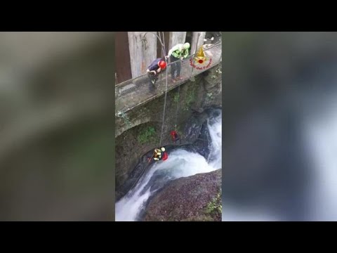 Lecco, 33enne affoga nel torrente Esine e muore: le immagini dei soccorsi