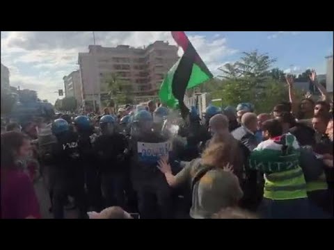 Firenze, scaramucce tra i manifestanti della Gkn e i poliziotti davanti alla sede della Regione