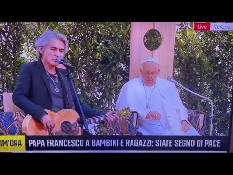 Ligabue canta «quanto tempo abbiamo, quanto ne rimane» e il Papa guarda l’orologio