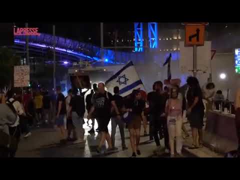 Israele, in migliaia a Tel Aviv tornano a chiedere le dimissioni di Netanyahu e nuove elezioni