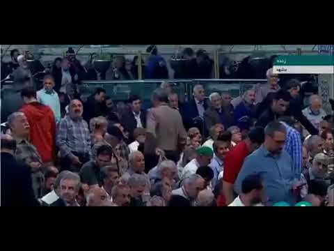 Iraniani raccolti in preghiera per il presidente Raisi