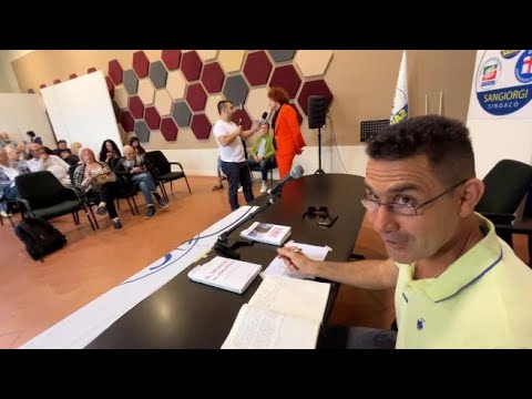 In tour con Vannacci, la cena a 30 euro, slogan e selfie: «Il mondo è fascista, se ne frega»