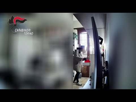 Volpiano, ladra scoperta in casa dalla telecamera smart. Il proprietario riceve l’allarme e chi…