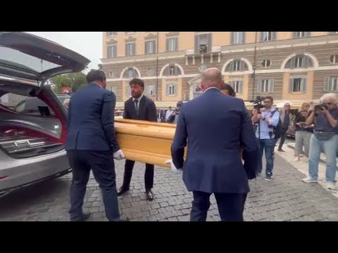 I funerali di Franco Di Mare, il feretro entra in Chiesa