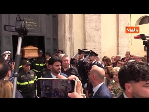 Funerali di Franco Di Mare, la bara tra gli applausi lascia la Chiesa degli Artisti a Roma
