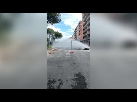 Roma, le immagini impressionanti del geyser d’acqua dalla voragine al Quadraro
