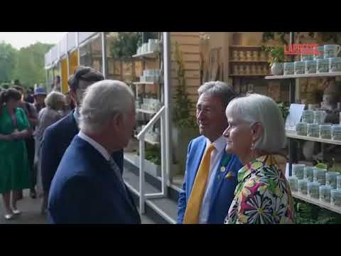 Londra, Re Carlo e Camilla visitano il mercato dei fiori a Chelsea