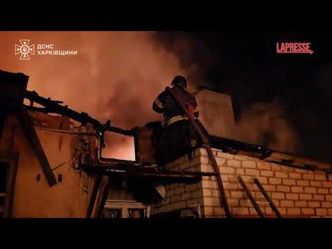 Ucraina, case a fuoco dopo nuovo bombardamento a Kharkiv