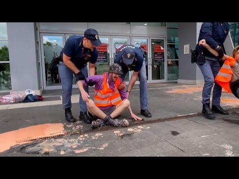 Nuovo blitz di Ultima generazione al Ministero della Salute: mani incollate a terra