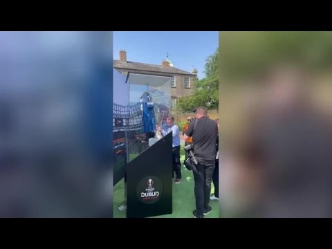 Atalanta-Bayer, la coppa esposta a Dublino e i tifosi