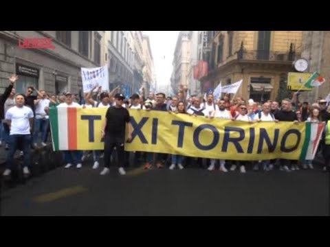 Sciopero dei taxi: fumogeni, petardi e cori contro Uber al corteo di Roma