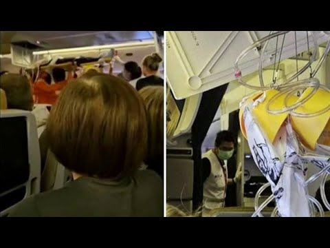 Singapore Airlines, i passeggeri feriti portati fuori dall’aereo