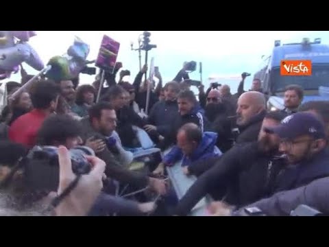 Vannacci a Napoli, scontri tra manifestanti e Polizia