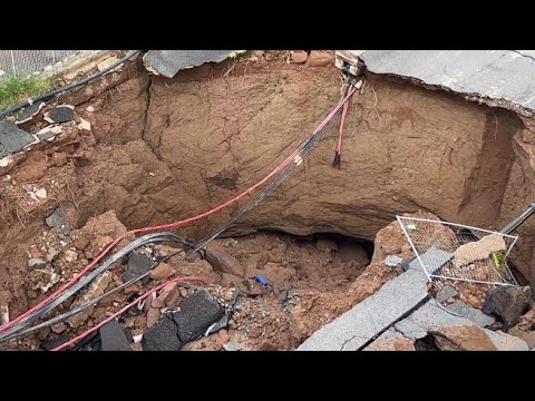 Quadraro, un abitante di via Sestio Menas: «Prima sgocciolii, poi il geyser. Ora la voragine si…