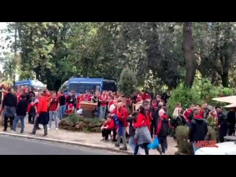 Roma, centinaia di tifosi del Bayer Leverkusen a Villa Borghese: birre in mano prima di essere …