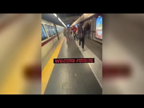 Roma, panico nella metro Ottaviano: armato di spranga tra turisti e passeggeri