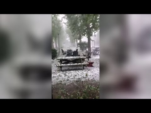 Violenta grandinata a Santena, nel torinese: strade imbiancate e circolazione nel caos