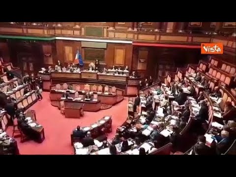 Premierato, bagarre in Aula Senato, opposizione sventola la Costituzione