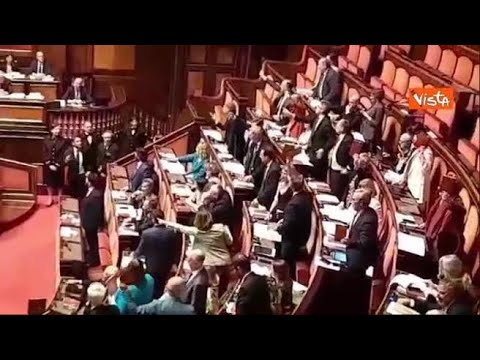 Bagarre in Aula Senato su premierato, opposizione sventola la Costituzione intervengono i commessi