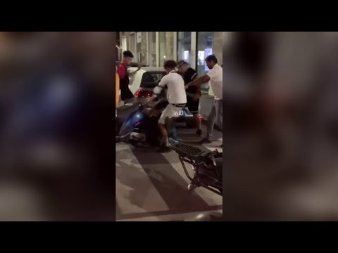 Banda di ragazzini aggredisce un rider in Piazza Vittoria