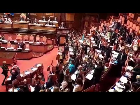 Bagarre in Senato sul Premierato, l’opposizione sventola la Costituzione
