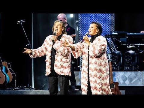 Ricchi e Poveri, 50 anni di carriera in due ore di live: con le loro hit entusiasmano il Brancaccio