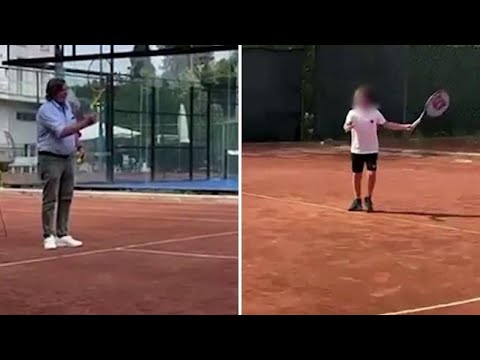 Adriano Panatta gioca in camicia con gli allievi della sua scuola di tennis