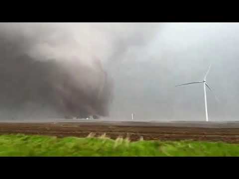 Il devastante passaggio del tornado in Iowa visto dal drone: il vortice abbatte case e pale eoliche