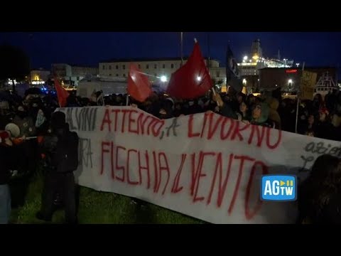 Tensioni al Livorno nel corteo antifascista contro Salvini, attivisti lanciano pomodori e uova …