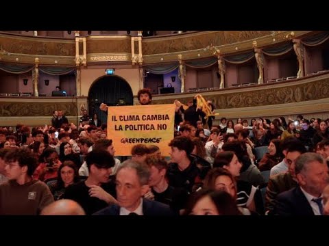 Trento, fischi e striscioni degli ambientalisti contro Salvini. Il ministro: «Voi volete le aut…