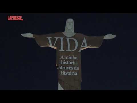 Rio de Janeiro, il Cristo Redentore illuminato con le foto del Papa