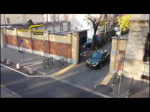 Rifiuti nocivi in due capannoni a Torino, l’intervento della Guardia di finanza con l’Arpa