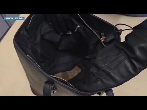 Così funzionava il trucco delle borse schermate per rubare nelle boutique di lusso a Milano