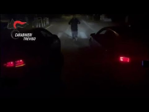 Folle gara tra auto nel Trevigiano: i protagonisti scoperti dai carabinieri sui social