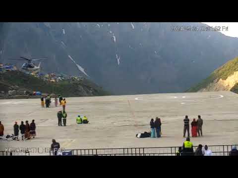 Elicottero fuori controllo mentre sta per atterrare, si avvita e finisce nella scarpata: traged…