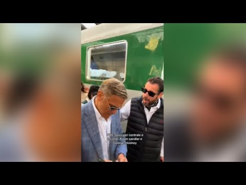 George Clooney e Adam Sandler, i divi tra i passeggeri in stazione Centrale a Milano