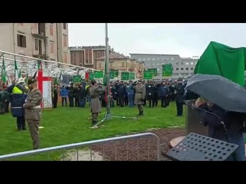 Padova, la statua dell’alpino col fucile: l’inaugurazione dopo le polemiche. Il video