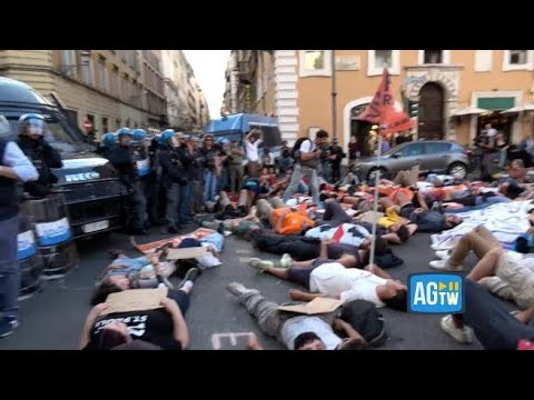 Attivisti di Ultima Generazione cercano di raggiungere Palazzo Chigi: bloccati dalla polizia