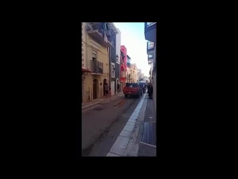 Andria, uomo aggredito da pitbull si rifugia sul balcone per salvarsi
