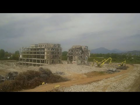 Azzano, l’eco-mostro demolito in time lapse