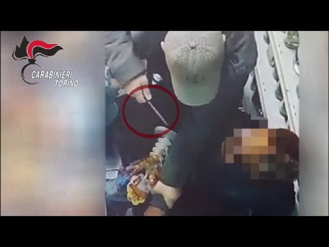 Chieri, il rapinatore seriale in azione: minaccia con il coltello la titolare di un minimarket