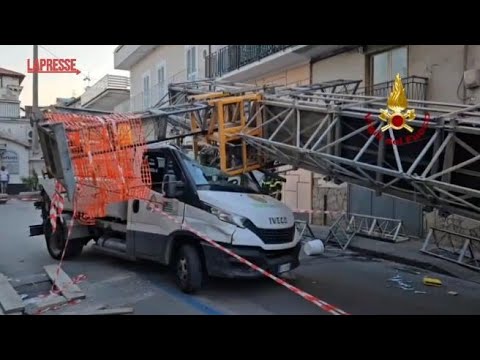 Napoli, gru crolla su un camion della raccolta rifiuti: illesi gli operai a bordo